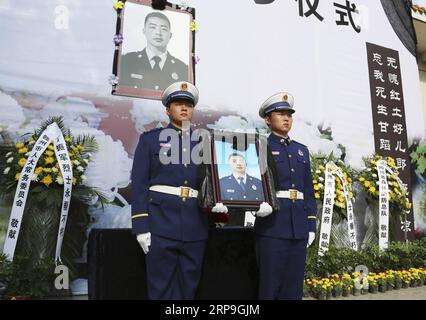 (190406) -- GANZHOU, 6 avril 2019 (Xinhua) -- Une cérémonie est organisée pour recevoir les cendres osseuses du pompier Ding Zhenjun, décédé lors d'un incendie de forêt dans la province du Sichuan au sud-ouest de la Chine, dans le comté de Yudu de Ganzhou, dans la province du Jiangxi dans l'est de la Chine, le 6 avril 2019. Les cendres osseuses du pompier Ding Zhenjun sont retournées samedi dans sa ville natale du comté de Yudu, dans la province du Jiangxi. (Xinhua/Chen Dichang) CHINE-MARTYR-FEU DE FORÊT-VILLE NATALE (CN) PUBLICATIONxNOTxINxCHN Banque D'Images