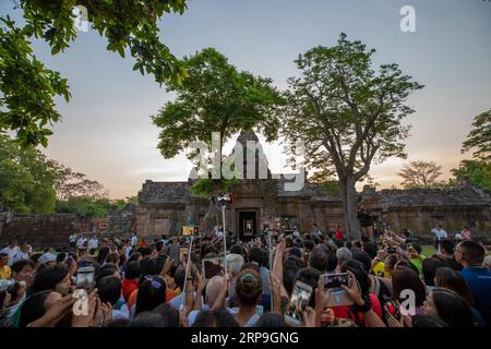 (190406) -- BURIRAM, 6 avril 2019 (Xinhua) -- les touristes attendent de prendre des photos du lever du soleil à Phanom Rung, un complexe de temples de l'Empire khmer hindou, pendant le festival du parc historique de Phanom Rung dans la province de Buriram dans la région d'Isan en Thaïlande, le 5 avril 2019. Le festival du parc historique de Phanom Rung a généralement lieu chaque premier week-end d'avril pour célébrer le phénomène inhabituel lorsque les rayons du soleil levant brillent à travers toutes les 15 portes du temple khmer en même temps. Ce spectacle impressionnant a lieu quatre fois par an au sanctuaire de Phanomrung et est censé apporter une grande béatitude Banque D'Images
