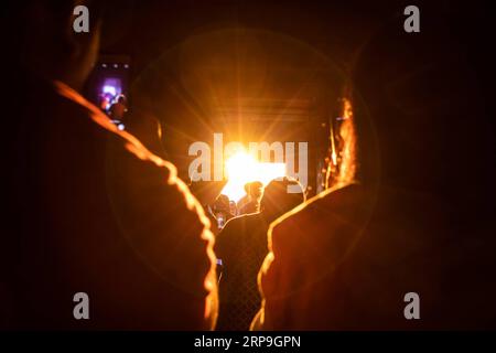 (190406) -- BURIRAM, 6 avril 2019 (Xinhua) -- des touristes prennent des photos du lever du soleil à Phanom Rung, un complexe de temples de l'Empire khmer hindou, lors du festival du parc historique de Phanom Rung dans la province de Buriram dans la région d'Isan en Thaïlande, le 5 avril 2019. Le festival du parc historique de Phanom Rung a généralement lieu chaque premier week-end d'avril pour célébrer le phénomène inhabituel lorsque les rayons du soleil levant brillent à travers toutes les 15 portes du temple khmer en même temps. Ce spectacle impressionnant a lieu quatre fois par an au sanctuaire de Phanomrung et est censé apporter de grandes bénédictions Banque D'Images