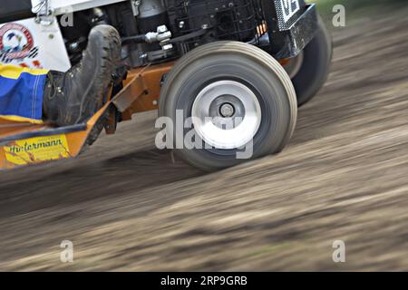 (190406) -- OBERGLATT (SUISSE), le 6 avril 2019 -- un participant conduit une tondeuse à gazon lors d'une compétition de course de tondeuses à gazon à Oberglatt, près de Zurich, Suisse, le 6 avril 2019. La course de tondeuses à gazon est une forme de sport automobile dans lequel les concurrents font la course de tondeuses à gazon modifiées. Les moteurs de faucheuse d'origine sont conservés, mais les lames sont retirées pour des raisons de sécurité. ) SUISSE-OBERGLATT-COURSE DE TONDEUSE MichelexLimina PUBLICATIONxNOTxINxCHN Banque D'Images