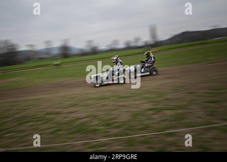 Actualités Bilder des Tages (190406) -- OBERGLATT (SUISSE), 6 avril 2019 -- les participants conduisent leur tondeuse à gazon lors d'une compétition de course de tondeuses à gazon à Oberglatt, près de Zurich, Suisse, le 6 avril 2019. La course de tondeuses à gazon est une forme de sport automobile dans lequel les concurrents font la course de tondeuses à gazon modifiées. Les moteurs de faucheuse d'origine sont conservés, mais les lames sont retirées pour des raisons de sécurité. ) SUISSE-OBERGLATT-COURSE DE TONDEUSE MichelexLimina PUBLICATIONxNOTxINxCHN Banque D'Images