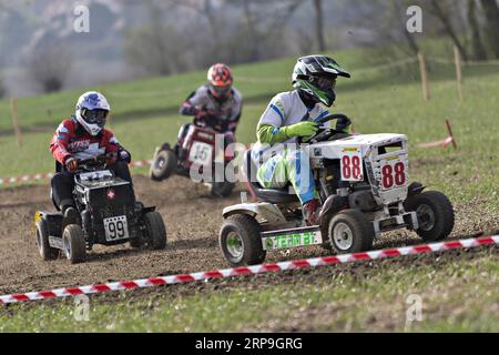 (190406) -- OBERGLATT (SUISSE), le 6 avril 2019 -- les participants conduisent leur tondeuse à gazon lors d'une compétition de course de tondeuses à gazon à Oberglatt, près de Zurich, Suisse, le 6 avril 2019. La course de tondeuses à gazon est une forme de sport automobile dans lequel les concurrents font la course de tondeuses à gazon modifiées. Les moteurs de faucheuse d'origine sont conservés, mais les lames sont retirées pour des raisons de sécurité. ) SUISSE-OBERGLATT-COURSE DE TONDEUSE MichelexLimina PUBLICATIONxNOTxINxCHN Banque D'Images