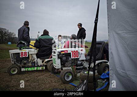 (190406) -- OBERGLATT (SUISSE), le 6 avril 2019 -- les participants se préparent à conduire leur tondeuse à gazon pour une compétition de course de tondeuses à gazon à Oberglatt, près de Zurich, Suisse, le 6 avril 2019. La course de tondeuses à gazon est une forme de sport automobile dans lequel les concurrents font la course de tondeuses à gazon modifiées. Les moteurs de faucheuse d'origine sont conservés, mais les lames sont retirées pour des raisons de sécurité. ) SUISSE-OBERGLATT-COURSE DE TONDEUSE MichelexLimina PUBLICATIONxNOTxINxCHN Banque D'Images