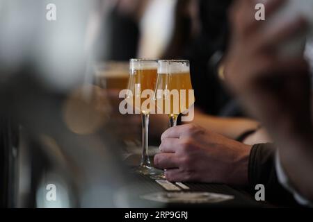 Actualités Bilder des Tages (190406) -- VARSOVIE, le 6 avril 2019 -- les gens apprécient la bière au 10e Festival de la bière de Varsovie à Varsovie, en Pologne, le 6 avril 2019. Le 10e Festival de la bière de Varsovie a eu lieu au stade municipal de Legia Varsovie du 4 au 6 avril. Environ 50 fabricants de bière ont présenté leur bière au festival. ) POLOGNE-VARSOVIE-FESTIVAL DE LA BIÈRE JaapxArriens PUBLICATIONxNOTxINxCHN Banque D'Images