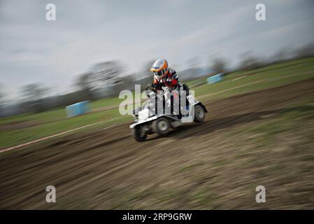 (190406) -- OBERGLATT (SUISSE), le 6 avril 2019 -- un participant conduit une tondeuse à gazon lors d'une compétition de course de tondeuses à gazon à Oberglatt, près de Zurich, Suisse, le 6 avril 2019. La course de tondeuses à gazon est une forme de sport automobile dans lequel les concurrents font la course de tondeuses à gazon modifiées. Les moteurs de faucheuse d'origine sont conservés, mais les lames sont retirées pour des raisons de sécurité. ) SUISSE-OBERGLATT-COURSE DE TONDEUSE MichelexLimina PUBLICATIONxNOTxINxCHN Banque D'Images