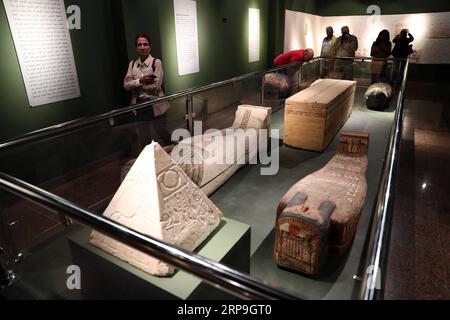 (190406) -- SOHAG (ÉGYPTE), le 6 avril 2019 -- visite du Musée national Sohag à Sohag, en Égypte, le 6 avril 2019. Le Musée national de Sohag de haute-Égypte (SNM) dépeint l'identité égyptienne en mettant en évidence les changements historiques, culturels et civilisationnels, a déclaré Ahmad Ezz, président du SNM, dans une interview exclusive accordée à Xinhua. POUR ALLER AVEC Interview : le Musée national de Sohag reflète les différentes civilisations de l Egypte : président EGYPT-SOHAG-NATIONAL MUSEUM AhmedxGomaa PUBLICATIONxNOTxINxCHN Banque D'Images