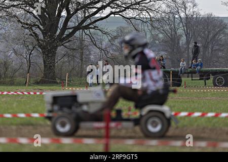 (190406) -- OBERGLATT (SUISSE), le 6 avril 2019 -- un participant conduit une tondeuse à gazon lors d'une compétition de course de tondeuses à gazon à Oberglatt, près de Zurich, Suisse, le 6 avril 2019. La course de tondeuses à gazon est une forme de sport automobile dans lequel les concurrents font la course de tondeuses à gazon modifiées. Les moteurs de faucheuse d'origine sont conservés, mais les lames sont retirées pour des raisons de sécurité. ) SUISSE-OBERGLATT-COURSE DE TONDEUSE MichelexLimina PUBLICATIONxNOTxINxCHN Banque D'Images