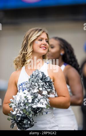 02 septembre 2023 : une cheerleader de l'Armée de l'Air acclamant lors d'un match de football de saison régulière de la NCAA entre les Colonials de Robert Morris et les Falcons de l'Armée de l'Air le 02 septembre 2023, au Falcon Stadium de l'United States Air Force Academy, CO. Mat Gdowski/CSM Banque D'Images