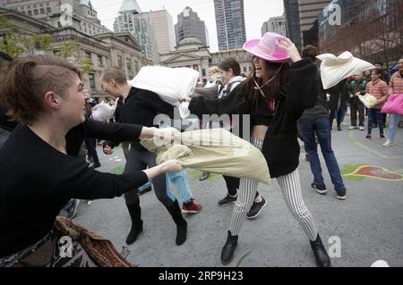 (190407) -- VANCOUVER, le 7 avril 2019 -- les gens se battent avec des oreillers lors de la Journée internationale de lutte contre les oreillers au centre-ville de Vancouver, Canada, le 6 avril 2019.) CANADA-VANCOUVER-PILLOW FIGHT FLASH MOB LIANGXSEN PUBLICATIONXNOTXINXCHN Banque D'Images