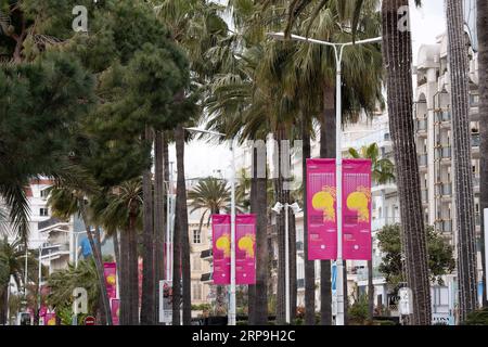 (190407) -- CANNES, 7 avril 2019 -- une photo prise le 6 avril 2019 montre des affiches pour le Festival International des séries de Cannes 2019, ou Canneseries 2019, à Cannes, France. L'événement se déroule du 5 au 10 avril. ) FRANCE-CANNES-SERIES FESTIVAL JackxChan PUBLICATIONxNOTxINxCHN Banque D'Images