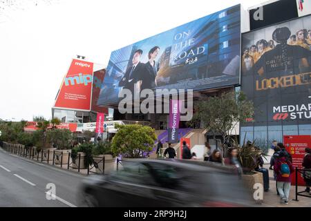 (190407) -- CANNES, 7 avril 2019 -- une photo prise le 6 avril 2019 montre une énorme affiche TV pour le Festival International des séries de Cannes 2019, ou Canneseries 2019, à Cannes, France. L'événement se déroule du 5 au 10 avril. ) FRANCE-CANNES-SERIES FESTIVAL JackxChan PUBLICATIONxNOTxINxCHN Banque D'Images