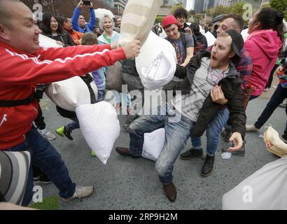 (190407) -- VANCOUVER, le 7 avril 2019 -- les gens se battent avec des oreillers lors de la Journée internationale de lutte contre les oreillers au centre-ville de Vancouver, Canada, le 6 avril 2019.) CANADA-VANCOUVER-PILLOW FIGHT FLASH MOB LIANGXSEN PUBLICATIONXNOTXINXCHN Banque D'Images