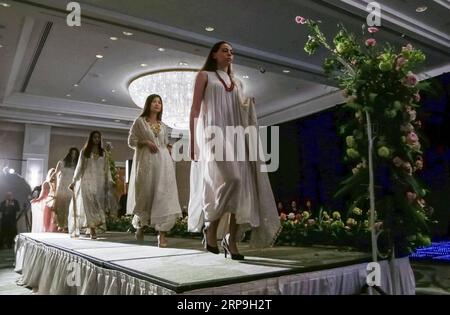 (190407) -- VANCOUVER, le 7 avril 2019 -- des mannequins présentent des créations de robes de mariée de designers indiens lors de la 4e semaine de la mode nuptiale à Vancouver, Canada, le 6 avril 2019. La Bridal Fashion week est un spectacle de mariage d'Asie du Sud qui met en vedette des créateurs de mariage, des bijoutiers et des vendeurs de mariage, qui a débuté samedi.) CANADA-VANCOUVER-BRIDAL FASHION WEEK LiangxSen PUBLICATIONxNOTxINxCHN Banque D'Images