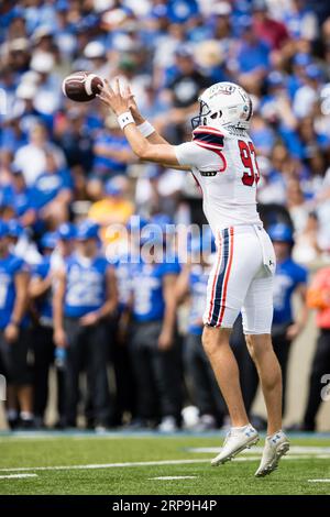 02 septembre 2023 : Robert Morris Punter George Souders III (93) reçoit le ballon pour jouer lors d'un match de football de saison régulière de la NCAA entre les Colonials de Robert Morris et les Falcons de l'Armée de l'Air le 02 septembre 2023, au Falcon Stadium de l'United States Air Force Academy, CO Mat Gdowski/CSM Banque D'Images