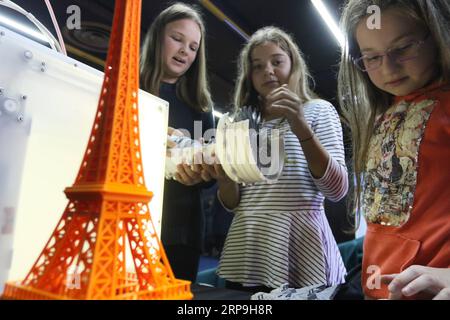 (190407) -- PÉKIN, 7 avril 2019 -- les participants vérifient une maquette imprimée d'œuvres d'impression 3D lors de la 3e Conférence sur l'innovation et la coopération technologique entre la Chine et les pays d'Europe centrale et orientale (PECO), qui s'est tenue à Sarajevo, en Bosnie-Herzégovine, le 5 novembre 2018.) Xinhua Headlines : de Bruxelles aux Balkans, le premier ministre chinois visite l'Europe pour des liens plus étroits JasminxBrutus PUBLICATIONxNOTxINxCHN Banque D'Images