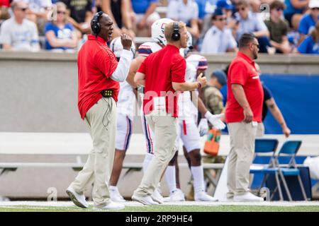 02 septembre 2023 : Bernard Clark Jr. (À gauche), entraîneur-chef de Robert Morris, regarde lors d'un match de football de saison régulière de la NCAA entre les Colonials de Robert Morris et les Falcons de l'Air Force le 02 septembre 2023, au Falcon Stadium de l'United States Air Force Academy, CO. Mat Gdowski/CSM Banque D'Images