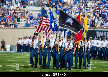 02 septembre 2023 : l'Air Force Color Guard lors d'un match de football de saison régulière de la NCAA entre les Colonials de Robert Morris et les Falcons de l'Air Force le 02 septembre 2023, au Falcon Stadium de l'United States Air Force Academy, CO Mat Gdowski/CSM Banque D'Images