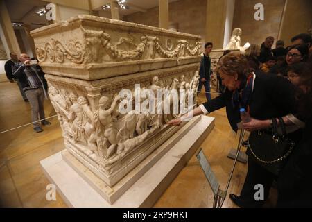 (190407) -- BEYROUTH, 7 avril 2019 (Xinhua) -- Un sarcophage en marbre du 2e siècle de notre ère, portant la légende d'Achille, est exposé au Musée national de Beyrouth, Liban, avril 6. 2019. Inauguré officiellement en 1942, le Musée national de Beyrouth est le principal musée d ' archéologie du Liban avec une collection d ' environ 100 000 objets. (Xinhua/Bilal Jawich) LIBAN-archéologie-MUSÉE NATIONAL DE BEYROUTH PUBLICATIONxNOTxINxCHN Banque D'Images