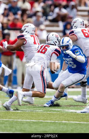 02 septembre 2023 : le quarterback de Robert Morris Anthony Chiccitt (16 ans) court le ballon lors d'un match de football de la NCAA en saison régulière entre les Colonials de Robert Morris et les Falcons de l'Air Force le 02 septembre 2023, au Falcon Stadium de l'United States Air Force Academy, CO. Mat Gdowski/CSM Banque D'Images