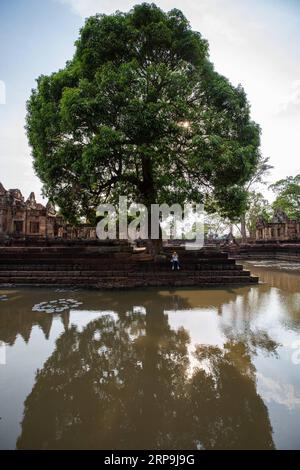 (190408) -- BURIRAM, 8 avril 2019 (Xinhua) -- visite touristique du temple Muang Tam dans la province de Buriram, au nord-est de la Thaïlande, le 5 avril 2019. Buriram, une province du nord-est de la Thaïlande bordant le Cambodge, avec ses terres sous la domination de l'Empire khmer il y a mille ans, abrite de nombreux temples Khmers anciens et d'autres constructions ainsi que la population parlant la langue khmère. (Xinhua/Zhang Keren) THAÏLANDE-BURIRAM-TEMPLE-MUANG TAM PUBLICATIONxNOTxINxCHN Banque D'Images