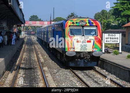 (190409) -- de Matara, le 9 avril 2019 (Xinhua) -- un train s'arrête à la gare de Matara préparer à partir pour Beliatta au Sri Lanka, le 8 avril 2019. Le gouvernement sri-lankais a déclaré lundi pour ouvrir une ligne de chemin de fer construite entre Matara et Beliatta dans la partie sud de l'île qui, espérons-le, stimuler le trafic de passagers dans le sud profond. L'extension des chemins de fer a été financé par l'Export-Import Bank of China (Exim Bank de Chine) et le contrat a été attribué à la China National Machinery Import and Export Corporation. Une grande partie de la construction a été effectuée par Banque D'Images