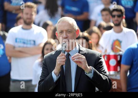 190409 -- TEL AVIV, le 9 avril 2019 -- Benny Gantz participe à une campagne électorale à tel Aviv, en Israël, le 8 avril 2019, à la veille des élections. Benny Gantz, ex-chef des forces israéliennes, a fait irruption en politique il y a environ quatre mois et est depuis rapidement apparu comme le plus dur challenger du Premier ministre Benjamin Netanyahu aux élections de mardi. JINI/Gideon Markowicz ISRAËL-TEL AVIV-CAMPAGNE ÉLECTORALE-BENNY GANTZ guoyu PUBLICATIONxNOTxINxCHN Banque D'Images