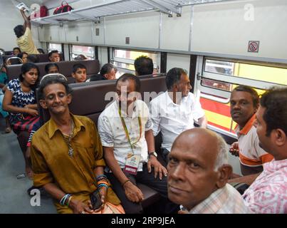 (190409) -- MATARA, 9 avril 2019 (Xinhua) -- les passagers découvrent la ligne de chemin de fer Matara-Beliatta à la gare de Matara au Sri Lanka, le 8 avril 2019. Le gouvernement sri-lankais a déclaré lundi ouvrir une ligne de chemin de fer construite entre Matara et Beliatta dans la partie sud du pays insulaire qui, espérons-le, stimulera le trafic de passagers dans le sud profond. L'extension du chemin de fer a été financée par l'Export-Import Bank of China (China Exim Bank) et le contrat a été attribué à China National Machinery Import and Export Corporation. Une grande partie de la construction a été réalisée Banque D'Images