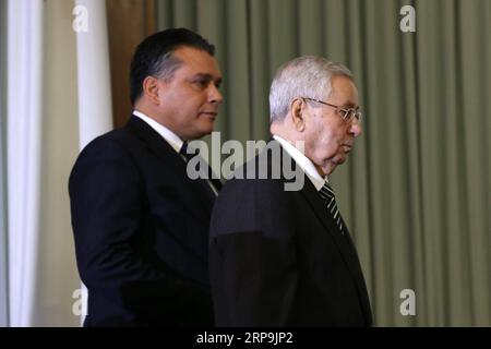 (190409) -- ALGER, le 9 avril 2019 -- Abdelkader Bensalah (R) assiste à une cérémonie d'assermentation à Alger, Algérie, le 9 avril 2019. Mardi, le Parlement algérien a nommé Abdelkader Bensalah président par intérim, après la démission du président Abdelaziz Bouteflika la semaine dernière. ALGÉRIE-ALGER-PRÉSIDENT PAR INTÉRIM huangxling PUBLICATIONxNOTxINxCHN Banque D'Images