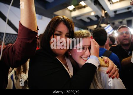 (190409) -- TEL AVIV, 9 avril 2019 -- les partisans du parti Bleu et blanc d'Israël célèbrent après avoir regardé un sondage télévisé au siège de l'alliance à tel Aviv, Israël, le 9 avril 2019. Le Premier ministre israélien Benjamin Netanyahu et Benny Gantz, ancien général et dirigeant d’un parti centriste, ont tous deux revendiqué la victoire mardi soir dans la course électorale serrée. ISRAËL-TEL AVIV-LES ÉLECTIONS PARLEMENTAIRES-LE SCRUTIN DE SORTIE GILXCOHENXMAGEN PUBLICATIONXNOTXINXCHN Banque D'Images