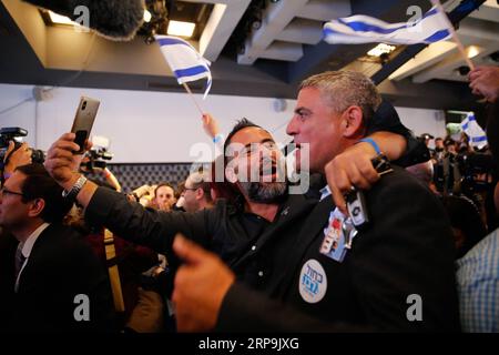 (190409) -- TEL AVIV, 9 avril 2019 -- les partisans du parti Bleu et blanc d'Israël célèbrent après avoir regardé un sondage télévisé au siège de l'alliance à tel Aviv, Israël, le 9 avril 2019. Le Premier ministre israélien Benjamin Netanyahu et Benny Gantz, ancien général et dirigeant d’un parti centriste, ont tous deux revendiqué la victoire mardi soir dans la course électorale serrée. ISRAËL-TEL AVIV-LES ÉLECTIONS PARLEMENTAIRES-LE SCRUTIN DE SORTIE GILXCOHENXMAGEN PUBLICATIONXNOTXINXCHN Banque D'Images