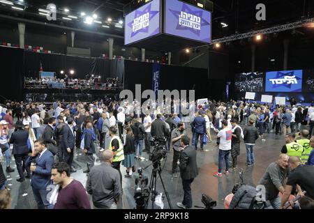 (190409) -- TEL AVIV, 9 avril 2019 (Xinhua) -- les partisans du parti Likoud se réunissent à tel Aviv, Israël, le 9 avril 2019. Les sondages à la sortie des élections israéliennes de mardi montrent une course trop proche pour appeler, où les dirigeants des deux partis rivaux ont déclaré victoire. (Xinhua/Guo Yu) ISRAËL-TEL AVIV-ELECTIONS PARLEMENTAIRES-SORTIE DU SCRUTIN PUBLICATIONxNOTxINxCHN Banque D'Images