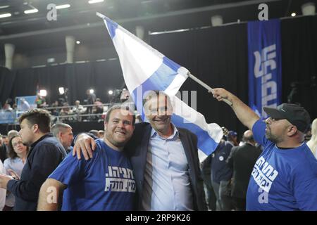 (190409) -- TEL AVIV, 9 avril 2019 (Xinhua) -- les partisans du parti Likoud célèbrent à tel Aviv, Israël, le 9 avril 2019. Les sondages à la sortie des élections israéliennes de mardi montrent une course trop proche pour appeler, où les dirigeants des deux partis rivaux ont déclaré victoire. (Xinhua/Guo Yu) ISRAËL-TEL AVIV-ELECTIONS PARLEMENTAIRES-SORTIE DU SCRUTIN PUBLICATIONxNOTxINxCHN Banque D'Images