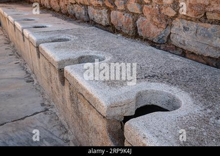 Anciennes toilettes publiques (Foricae). Ephèse antique. Izmir, Turquie Banque D'Images