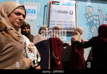 (190410) -- AMMAN, le 10 avril 2019 -- des réfugiés syriens sont vus dans le camp de réfugiés de Zaatari, à environ 70 km au nord de la capitale jordanienne Amman, le 9 avril 2019. Le camp a été créé par le Haut Commissariat des Nations Unies pour les réfugiés (HCR) en 2012. JORDAN-ZAATARI-SYRIA-REFUGEE-CAMP MohammadxAbuxGhosh PUBLICATIONxNOTxINxCHN Banque D'Images