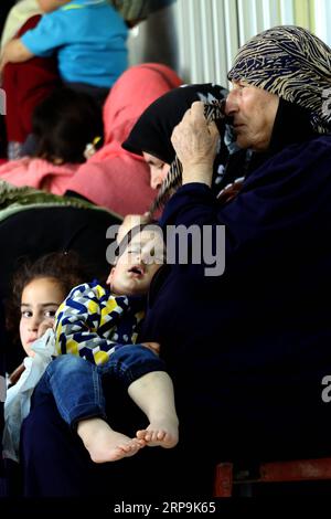 (190410) -- AMMAN, le 10 avril 2019 -- des réfugiés syriens sont vus dans le camp de réfugiés de Zaatari, à environ 70 km au nord de la capitale jordanienne Amman, le 9 avril 2019. Le camp a été créé par le Haut Commissariat des Nations Unies pour les réfugiés (HCR) en 2012. JORDAN-ZAATARI-SYRIA-REFUGEE-CAMP MohammadxAbuxGhosh PUBLICATIONxNOTxINxCHN Banque D'Images