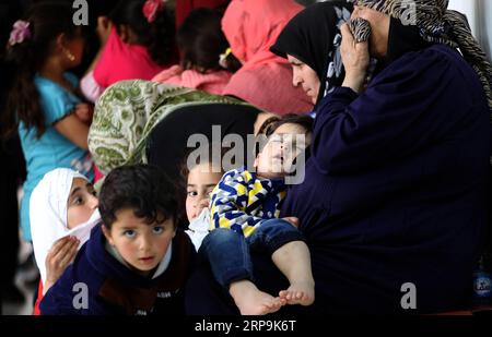 (190410) -- AMMAN, le 10 avril 2019 -- des réfugiés syriens sont vus dans le camp de réfugiés de Zaatari, à environ 70 km au nord de la capitale jordanienne Amman, le 9 avril 2019. Le camp a été créé par le Haut Commissariat des Nations Unies pour les réfugiés (HCR) en 2012. JORDAN-ZAATARI-SYRIA-REFUGEE-CAMP MohammadxAbuxGhosh PUBLICATIONxNOTxINxCHN Banque D'Images