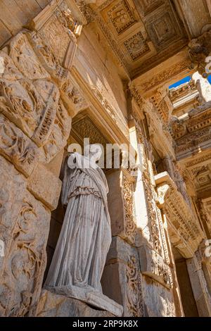 Statue de Sophia (personnification grecque de la sagesse). Bibliothèque de Celsus. Ephèse antique. Izmir, Turquie Banque D'Images