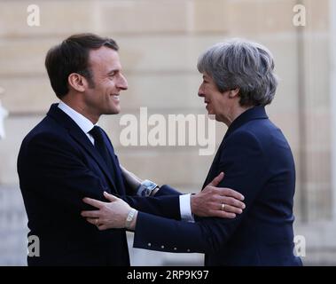 (190410) -- PARIS, 10 avril 2019 (Xinhua) -- le président français Emmanuel Macron (à gauche) accueille la première ministre britannique Theresa May en visite à l'Elysée à Paris, France, le 9 avril 2019. May a eu des entretiens à Berlin avec la chancelière allemande Angela Merkel et à Paris avec le président français Emmanuel Macron au cours d'une journée de diplomatie d'alerte dans sa course pour gagner un retard au départ du pays de l'Union européenne (UE). (Xinhua/Gao Jing) FRANCE-PARIS-BRITISH PM-VISIT PUBLICATIONxNOTxINxCHN Banque D'Images