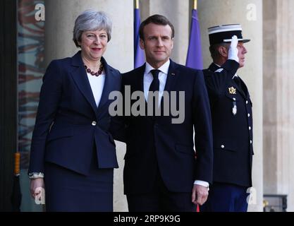 (190410) -- PARIS, 10 avril 2019 (Xinhua) -- le président français Emmanuel Macron (à droite, devant) accueille la première ministre britannique Theresa May en visite à l'Elysée à Paris, France, le 9 avril 2019. May a eu des entretiens à Berlin avec la chancelière allemande Angela Merkel et à Paris avec le président français Emmanuel Macron au cours d'une journée de diplomatie d'alerte dans sa course pour gagner un retard au départ du pays de l'Union européenne (UE). (Xinhua/Gao Jing) FRANCE-PARIS-BRITISH PM-VISIT PUBLICATIONxNOTxINxCHN Banque D'Images