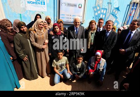 (190410) -- AMMAN, le 10 avril 2019 -- le président italien Sergio Mattarella (C) pose pour une photographie avec des réfugiés syriens et des employés des Nations Unies au camp de réfugiés de Zaatari, à environ 70 km au nord de la capitale jordanienne Amman, le 9 avril 2019. Le président italien Sergio Mattarella a déclaré mardi que son pays était déterminé à continuer à soutenir la Jordanie pour surmonter les conséquences de la crise des réfugiés syriens. Le président italien a fait ces remarques lors d’une visite au camp de réfugiés syriens de Zaatari au début de sa visite dans le royaume, au cours de laquelle il s’entretiendra avec le roi Abdallah Banque D'Images