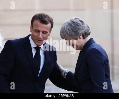 (190410) -- PARIS, 10 avril 2019 (Xinhua) -- le président français Emmanuel Macron (à gauche) accueille la première ministre britannique Theresa May en visite à l'Elysée à Paris, France, le 9 avril 2019. May a eu des entretiens à Berlin avec la chancelière allemande Angela Merkel et à Paris avec le président français Emmanuel Macron au cours d'une journée de diplomatie d'alerte dans sa course pour gagner un retard au départ du pays de l'Union européenne (UE). (Xinhua/Gao Jing) FRANCE-PARIS-BRITISH PM-VISIT PUBLICATIONxNOTxINxCHN Banque D'Images