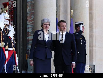 (190410) -- PARIS, 10 avril 2019 (Xinhua) -- le président français Emmanuel Macron (à droite, devant) accueille la première ministre britannique Theresa May en visite à l'Elysée à Paris, France, le 9 avril 2019. May a eu des entretiens à Berlin avec la chancelière allemande Angela Merkel et à Paris avec le président français Emmanuel Macron au cours d'une journée de diplomatie d'alerte dans sa course pour gagner un retard au départ du pays de l'Union européenne (UE). (Xinhua/Gao Jing) FRANCE-PARIS-BRITISH PM-VISIT PUBLICATIONxNOTxINxCHN Banque D'Images