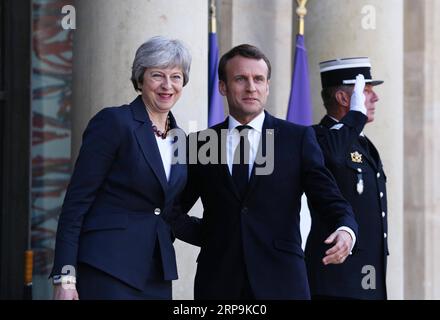 (190410) -- PARIS, 10 avril 2019 (Xinhua) -- le président français Emmanuel Macron (à droite, devant) accueille la première ministre britannique Theresa May en visite à l'Elysée à Paris, France, le 9 avril 2019. May a eu des entretiens à Berlin avec la chancelière allemande Angela Merkel et à Paris avec le président français Emmanuel Macron au cours d'une journée de diplomatie d'alerte dans sa course pour gagner un retard au départ du pays de l'Union européenne (UE). (Xinhua/Gao Jing) FRANCE-PARIS-BRITISH PM-VISIT PUBLICATIONxNOTxINxCHN Banque D'Images