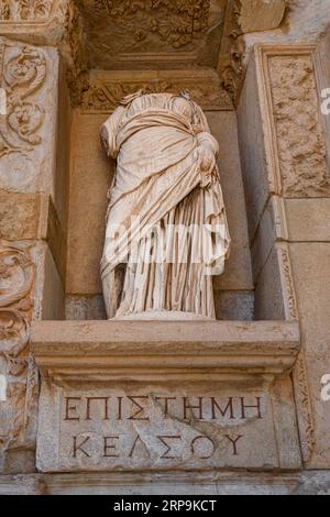 Statue d'Epistème (personnification grecque de la connaissance). Bibliothèque de Celsus. Ephèse antique. Izmir, Turquie Banque D'Images