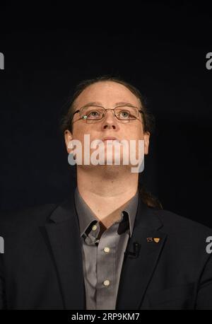 (190410) -- WASHINGTON, 10 avril 2019 (Xinhua) -- l'astrophysicien Avery Broderick assiste à une conférence de presse organisée par le projet Event Horizon Telescope (EHT) et la National Science Foundation (NSF) des États-Unis à Washington D.C. (États-Unis), le 10 avril 2019. Les astronomes ont déclaré ici mercredi qu'ils ont capturé la première image d'un trou noir, dévoilant la première preuve visuelle directe d'un objet cosmique non-ensemencable et de son ombre. (Xinhua/Liu Jie) Washington D.C. PUBLICATIONxNOTxINxCHN - ZUMA 39792064st Copyright : xx Banque D'Images