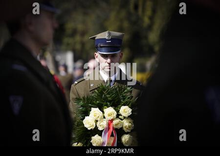 (190410) -- VARSOVIE, le 10 avril 2019 -- Un soldat tient une gerbe au cimetière militaire de Powazki à Varsovie, en Pologne, le 10 avril 2019. Les dirigeants politiques polonais animent tout au long du mercredi une série d événements commémoratifs pour marquer le neuvième anniversaire de l accident d avion de Smolensk, qui a tué 96 personnes, dont l ancien président polonais Lech Kaczynski. POLOGNE-VARSOVIE-SMOLENSK CRASH-ANNIVERSAIRE-COMMÉMORATION JAAPXARRIENS PUBLICATIONXNOTXINXCHN Banque D'Images