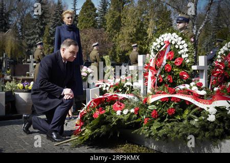 Actualités Bilder des Tages (190410) -- VARSOVIE, le 10 avril 2019 -- le président polonais Andrzej Duda et son épouse Agata Kornhauser-Duda assistent à une cérémonie de commémoration à Varsovie, en Pologne, le 10 avril 2019. Les dirigeants politiques polonais animent tout au long du mercredi une série d événements commémoratifs pour marquer le neuvième anniversaire de l accident d avion de Smolensk, qui a tué 96 personnes, dont l ancien président polonais Lech Kaczynski. POLOGNE-VARSOVIE-SMOLENSK CRASH-ANNIVERSAIRE-COMMÉMORATION JAAPXARRIENS PUBLICATIONXNOTXINXCHN Banque D'Images
