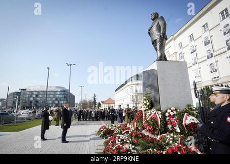 (190410) -- VARSOVIE, le 10 avril 2019 -- le président polonais Andrzej Duda (2e L, Front) assiste à une cérémonie au monument Lech Kaczynski à Varsovie, Pologne, le 10 avril 2019. Les dirigeants politiques polonais animent tout au long du mercredi une série d événements commémoratifs pour marquer le neuvième anniversaire de l accident d avion de Smolensk, qui a tué 96 personnes, dont l ancien président polonais Lech Kaczynski. POLOGNE-VARSOVIE-SMOLENSK CRASH-ANNIVERSAIRE-COMMÉMORATION JAAPXARRIENS PUBLICATIONXNOTXINXCHN Banque D'Images