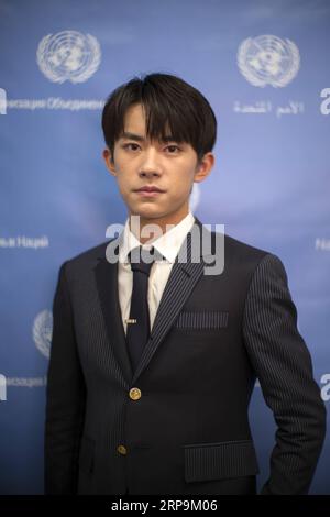 (190410) -- NATIONS UNIES, 10 avril 2019 (Xinhua) -- le chanteur chinois Yi Yangqianxi (front), envoyé spécial pour la santé de l'Organisation mondiale de la santé (OMS) en Chine, pose pour une photo après une interview exclusive avec Xinhua au siège des Nations Unies à New York, le 9 avril 2019. Yi Yangqianxi, chanteur chinois et envoyé de l’Organisation mondiale de la santé (OMS), a déclaré que le pouvoir créateur des jeunes pourrait être un puissant moteur des efforts visant à atteindre les objectifs de développement durable (ODD) et que leur autonomisation est vitale dans ce processus. (XINHUA/LI MUZI) UN-ECOSOC-YOUTH FORUM-CHINESE SINGER-YI YANGQIANXI-INTERVI Banque D'Images