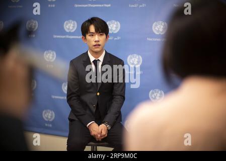 (190410) -- NATIONS UNIES, 10 avril 2019 (Xinhua) -- le chanteur chinois Yi Yangqianxi (front), envoyé spécial pour la santé de l'Organisation mondiale de la santé (OMS) en Chine, prend la parole lors d'un entretien exclusif avec Xinhua au siège des Nations Unies à New York, le 9 avril 2019. Yi Yangqianxi, chanteur chinois et envoyé de l’Organisation mondiale de la santé (OMS), a déclaré que le pouvoir créateur des jeunes pourrait être un puissant moteur des efforts visant à atteindre les objectifs de développement durable (ODD) et que leur autonomisation est vitale dans ce processus. (XINHUA/LI MUZI) UN-ECOSOC-YOUTH FORUM-CHINESE SINGER-YI YANGQIANXI-INTERVIEW PUBLICA Banque D'Images